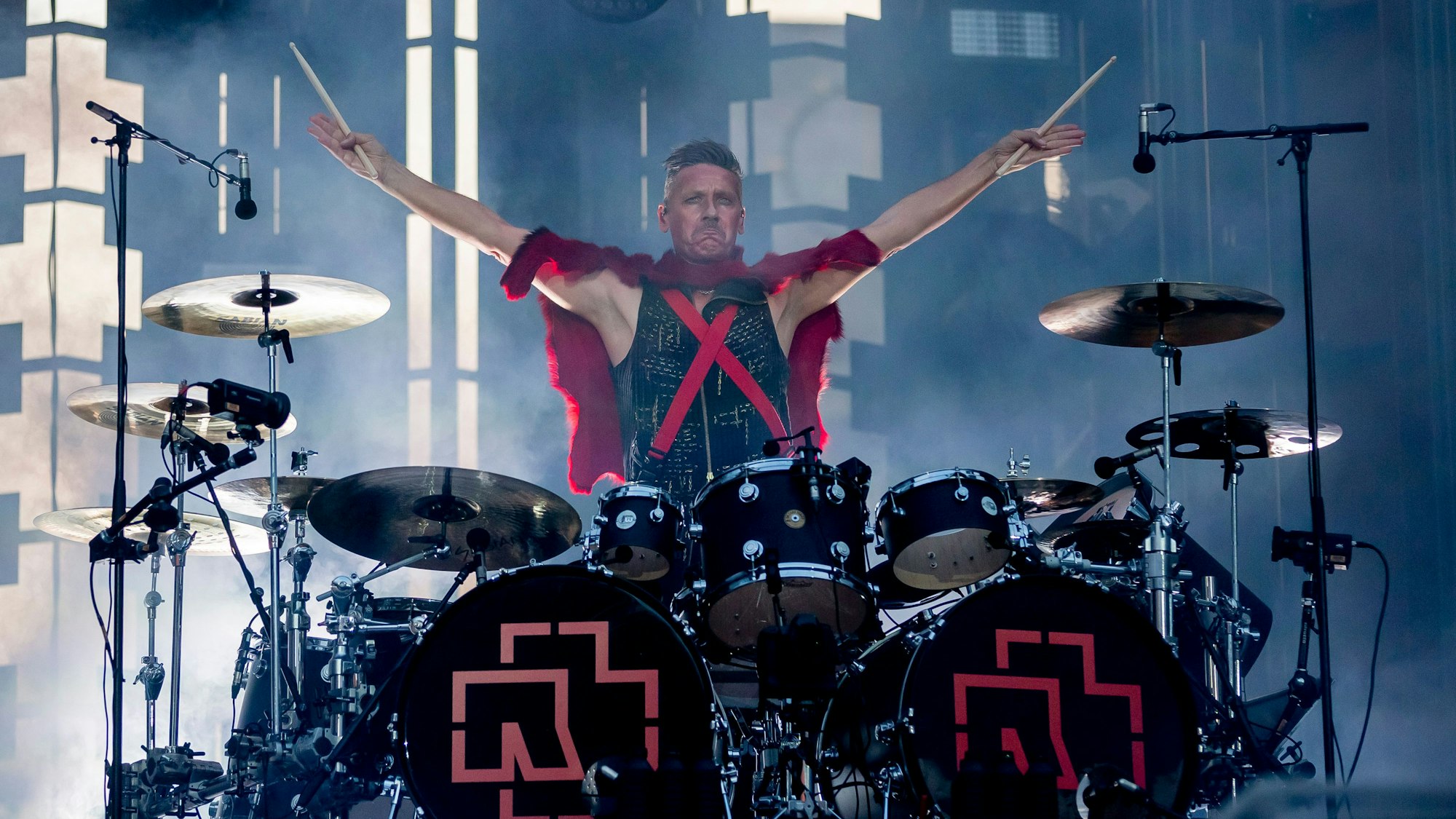 Rammstein-Schlagzeuger Christoh Schneider, hier bei einem Konzert 2019, hat sich in einem Instagram-Statement zu den Vorwürfen gegen Band und Till Lindemann geäußert.