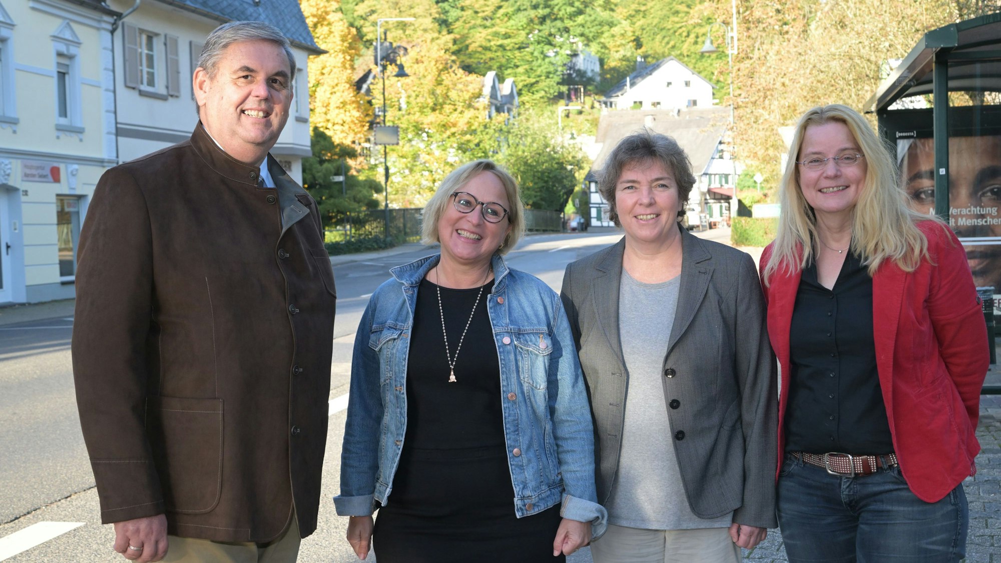 Der Dauerstreit im Rathaus zwischen Bürgermeisterin Bondina Schulze (Grüne) und dem Ersten Beigeordneten Ulrich Kowalewski (CDU) hat ein Ende. Vier Personen schauen lächelnd in die Kamera.