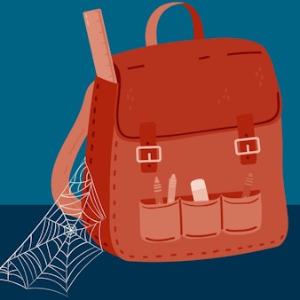 Ein Schulranzen steht auf dem Boden, es hat sich schon ein Spinnennetz gebildet.