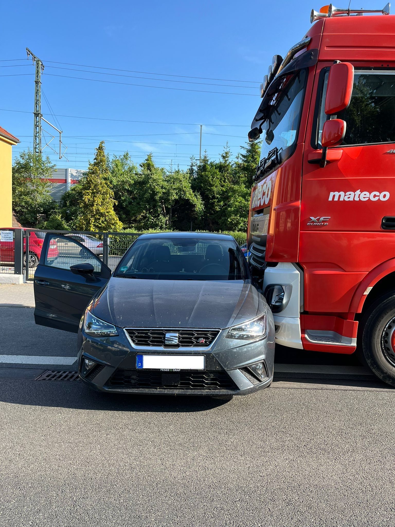 Der Schaden am Seat-Kleinwagen ist erheblich, nachdem ein Lkw ihn rund 200 vor sich hergeschoben hat.