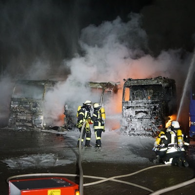 Mehrere Weilerswister Feuerwehrleute löschen brennende Lkw.