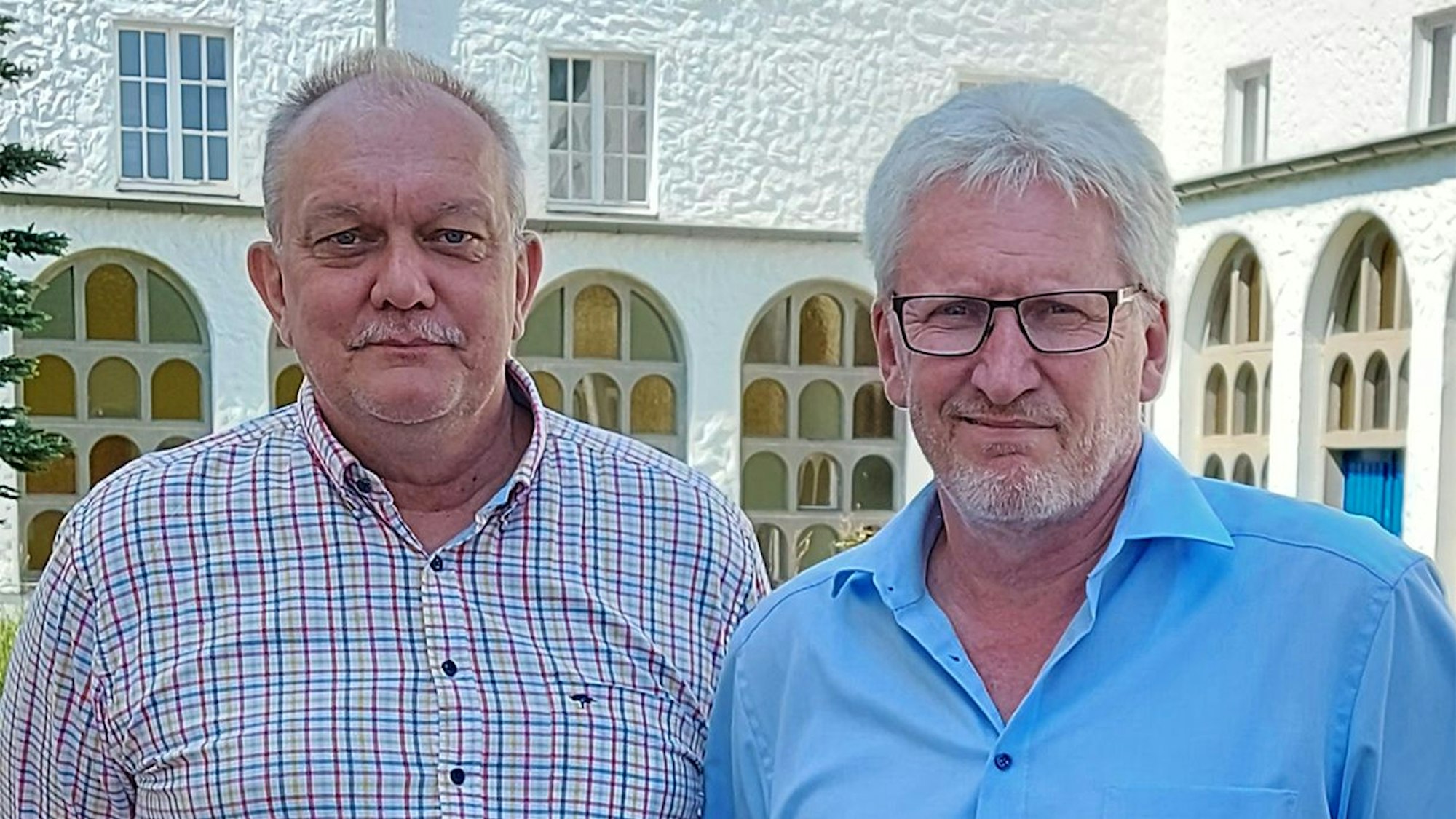 Das Bild zeigt die beiden Männer, die den Umbau des einstigen Klosters organisieren.