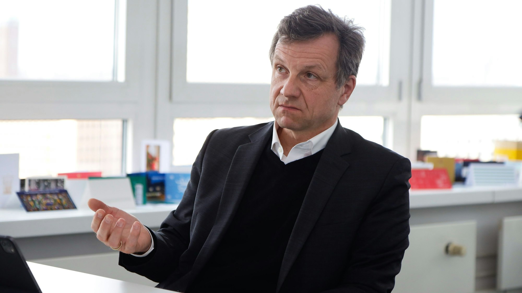 Verkehrsdezernent Ascan Egerer in seinem Büro im Stadthaus in Köln Mülheim.