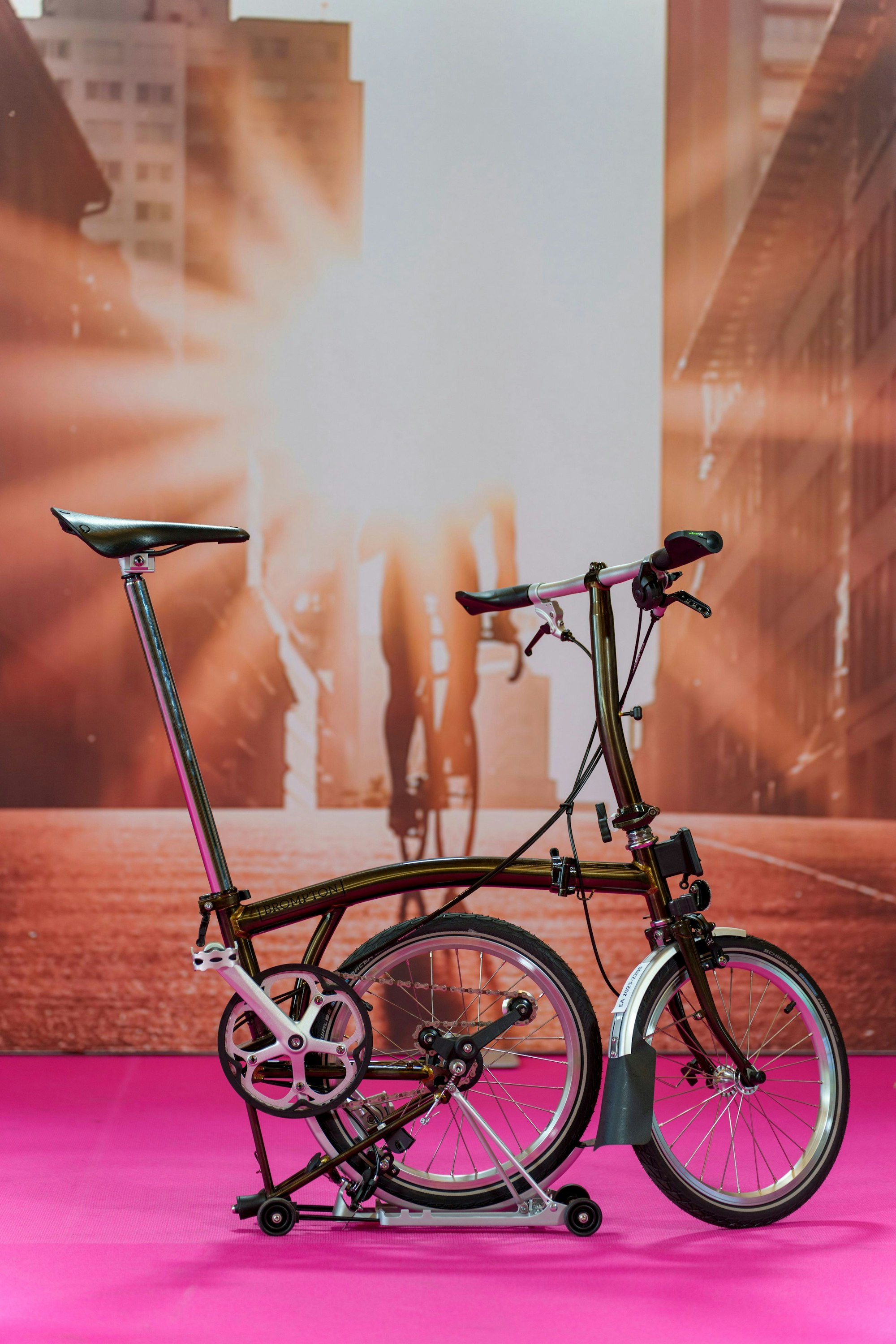 Ein Faltrad steht auf der Bühne. Die Fahrradmesse Eurobike (21. · 25. Juni 2023) gilt als die größte Fachmesse ihrer Art weltweit. Nach Auskunft der Ausrichter sind 1.900 Aussteller aus 62 Länder zu sehen.