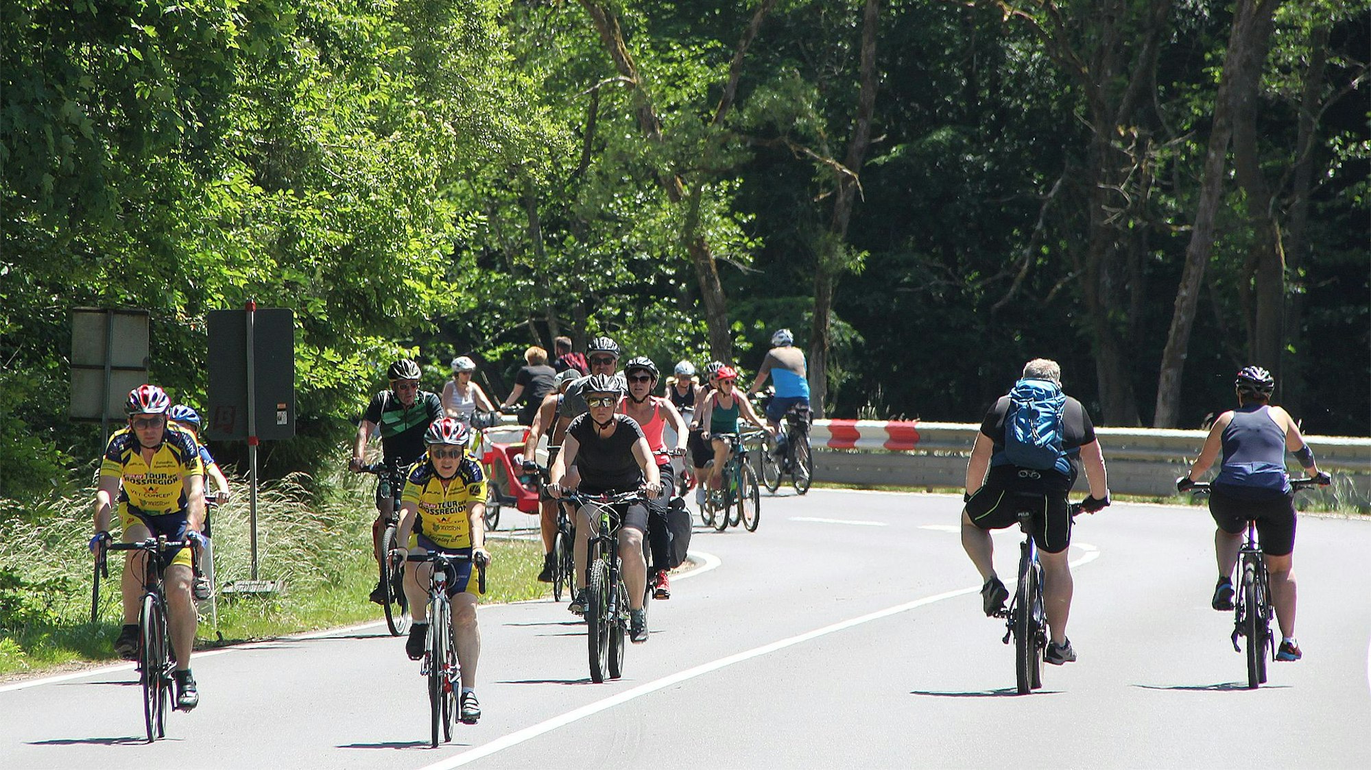 Radfahrer auf einer abgesperrten Straße im Oberen Ahrtal bei Blankenheim.