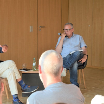 Das Foto zeigt Wolfgang Bosbach im Gespräch mit Ulli Potofski.