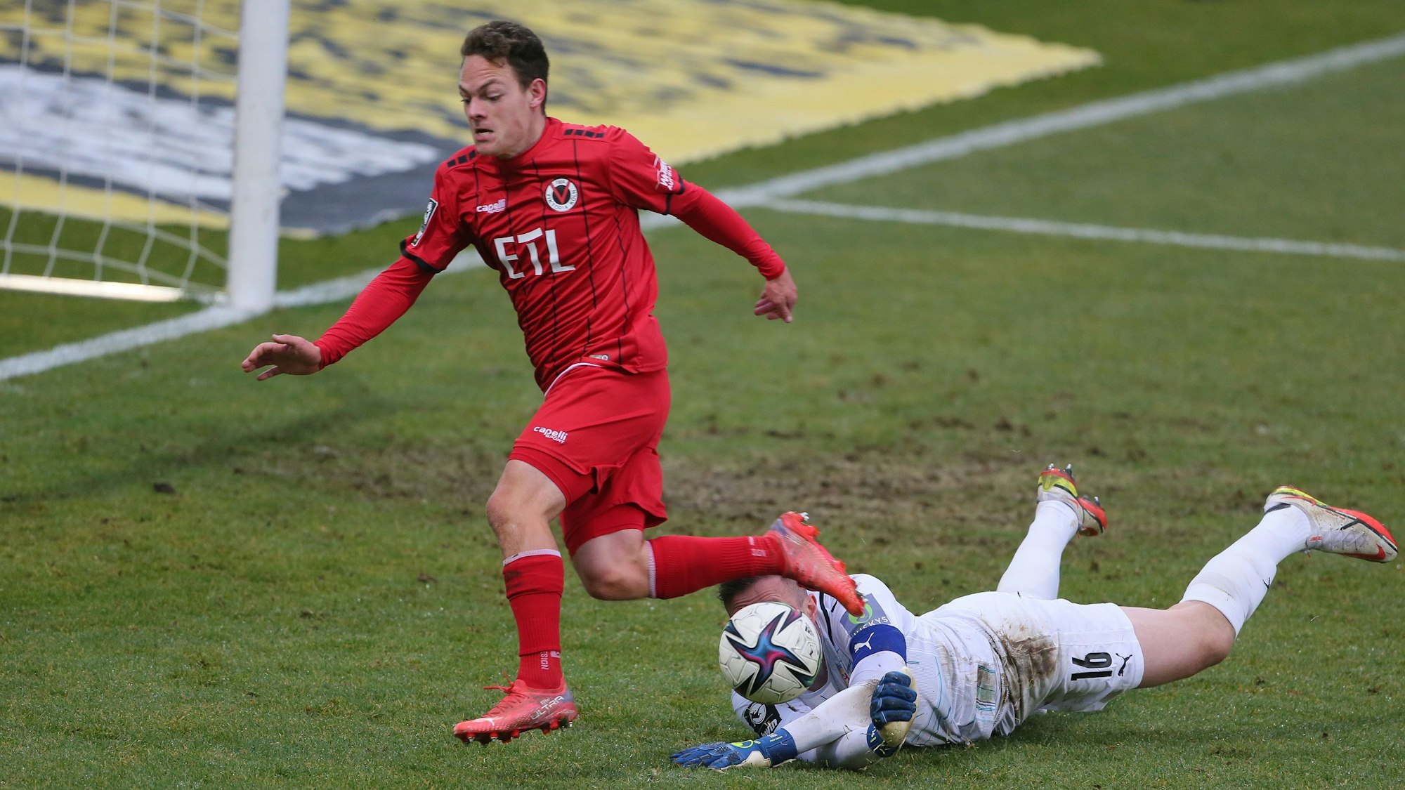 FC Viktoria Köln vs. Eintracht Braunschweig, 3. Liga, links: Patrick Sontheimer (Viktoria),11.12.2021, Bild: Herbert Bucco