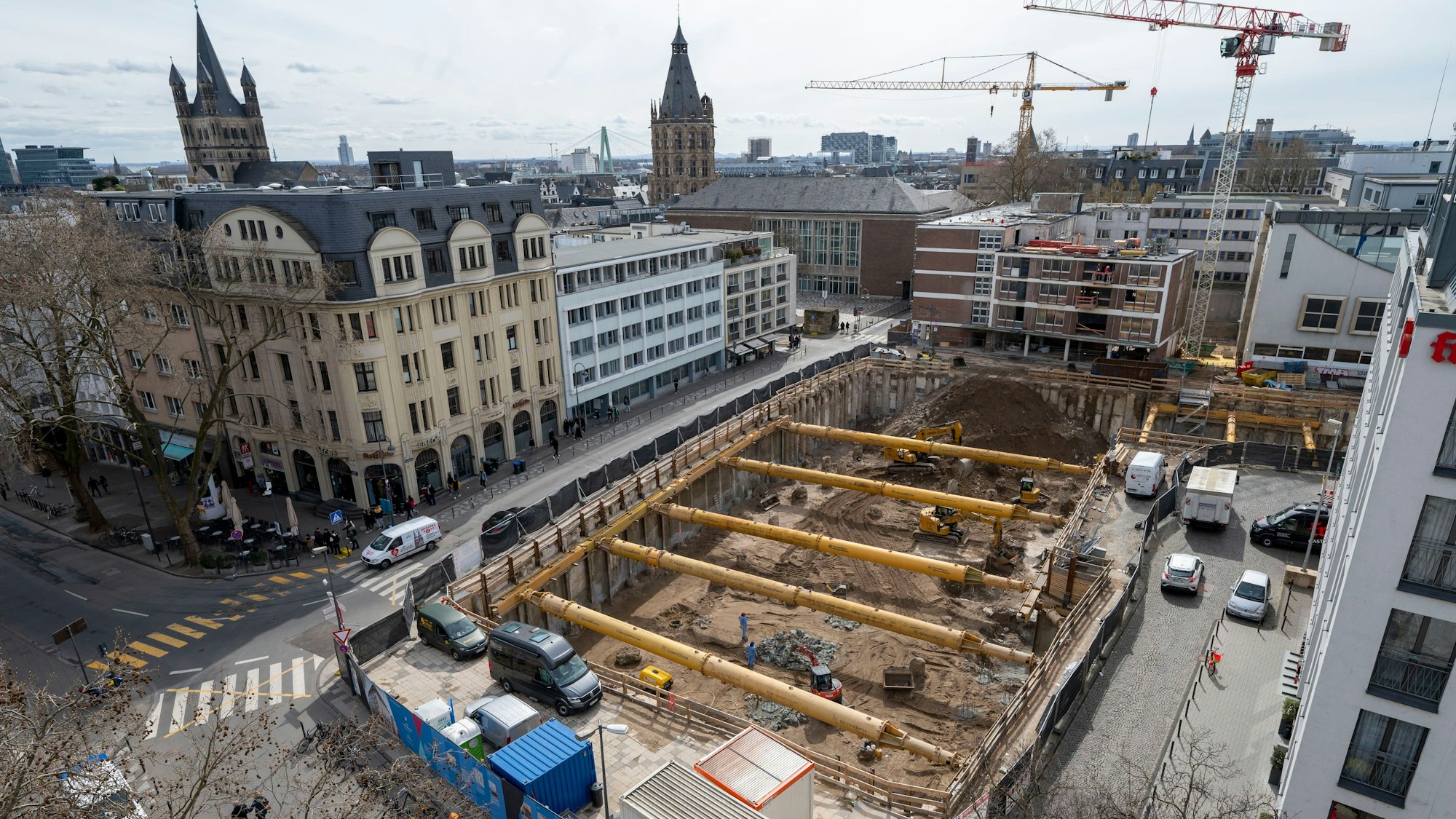 Im Bildvordergrund sind die Tiefbau-Ausschachtungen für das Laurenz-Carré zu sehen, im Hintergrund die Türme von Historischem Rathaus und Groß St. Martin.