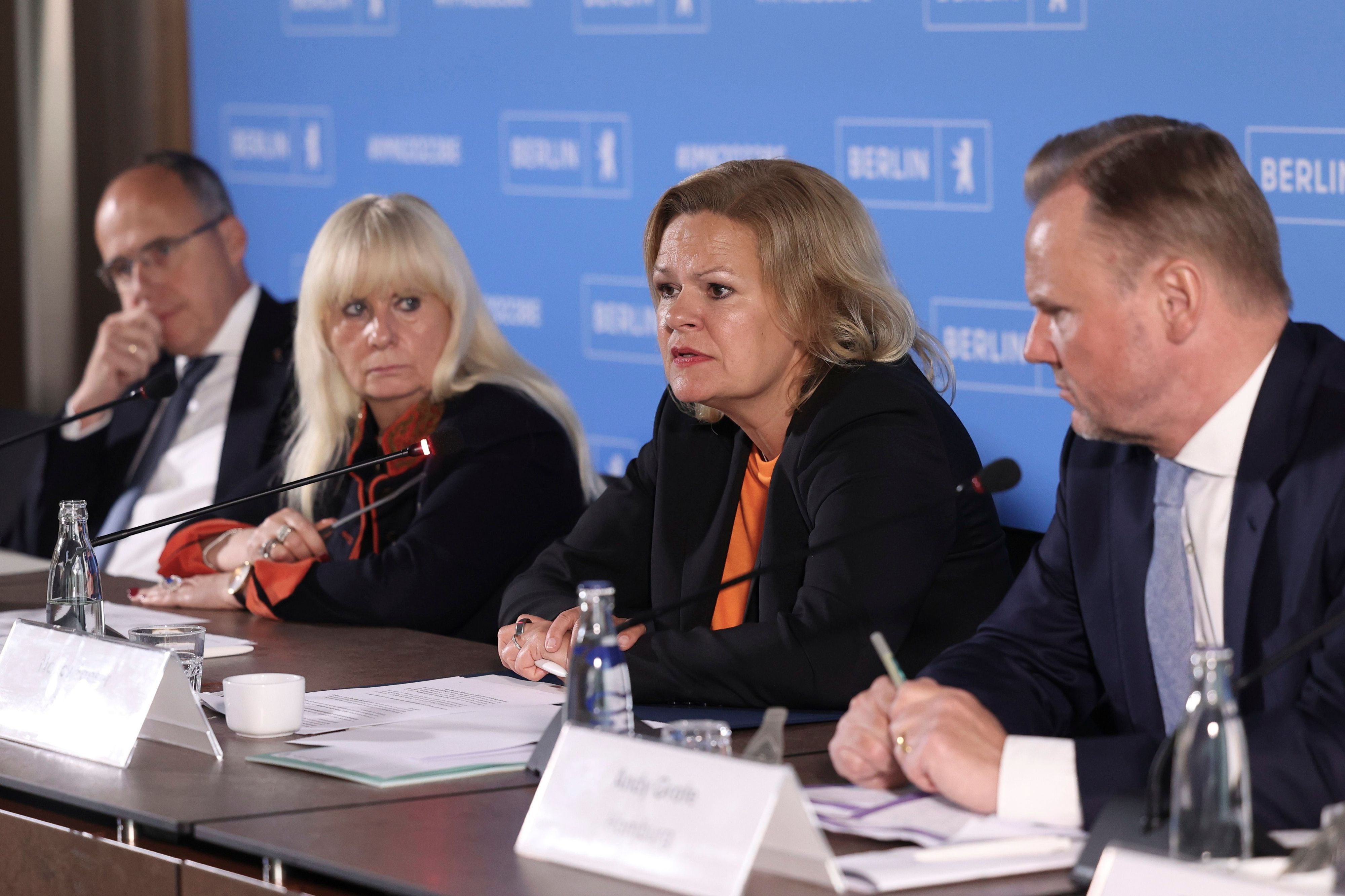 Peter Beuth (CDU, l-r), Innenminister von Hessen, Iris Spranger (SPD), Berlins Innensenatorin, Nancy Faeser (SPD), Bundesinnenministerin, und Andy Grote (SPD), Hamburgs Innensenator, nehmen an einer Pressekonferenz nach dem Abschluss der Innenministerkonferenz (IMK) teil.