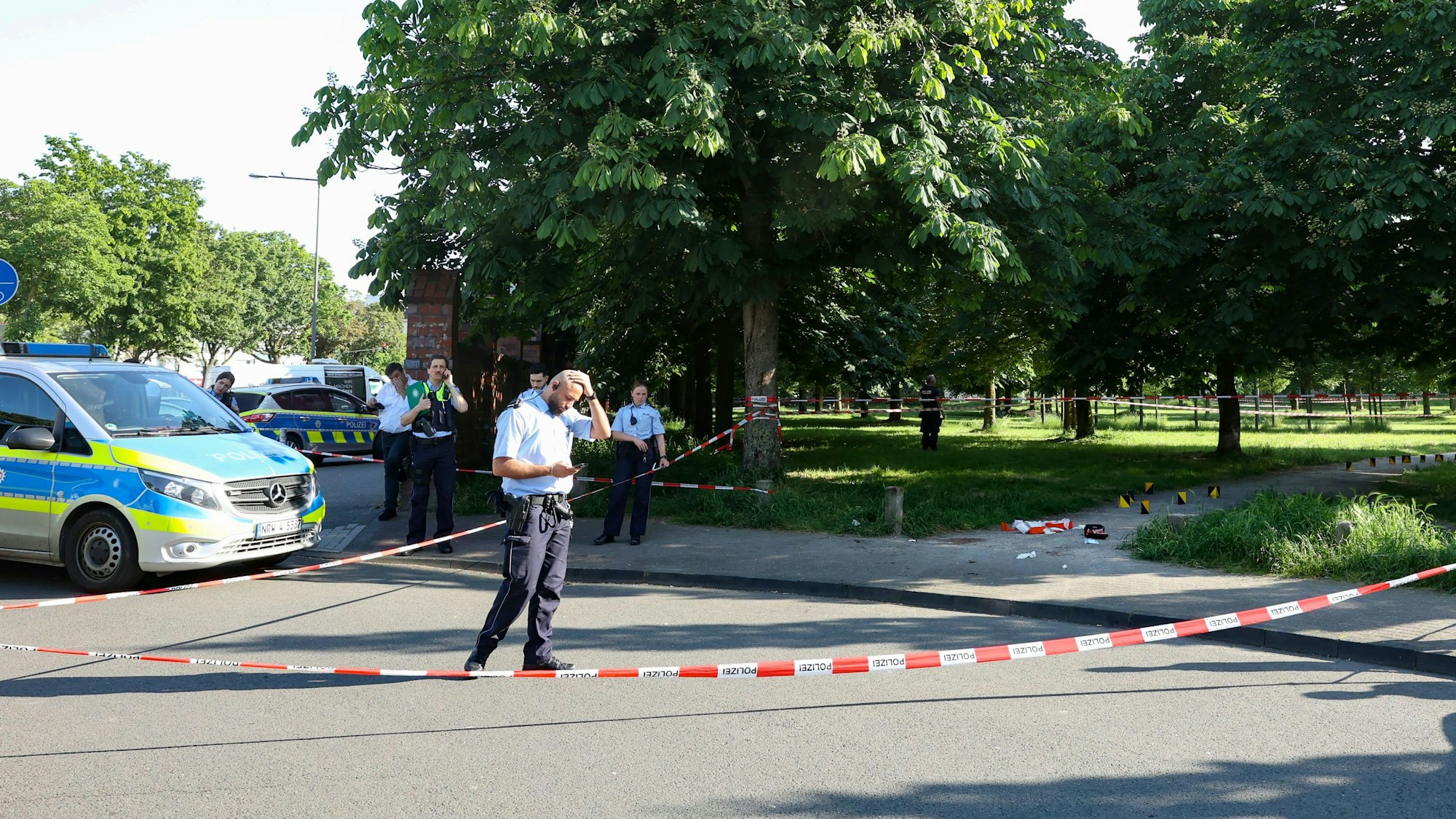 27.05.2023
Köln
Schiesserei mit Tötungsdelikt in Mülheim mit einem Toten und einer Schwer Verletzten Person
Clevischer Ring am Böckingpark
Foto: Martina Goyert