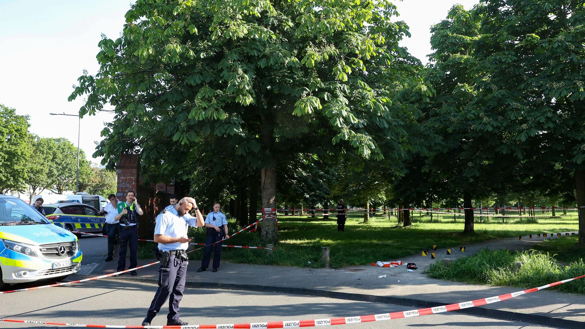 Die Polizei am Tatort, dem Böcking-Park in Köln-Mülheim