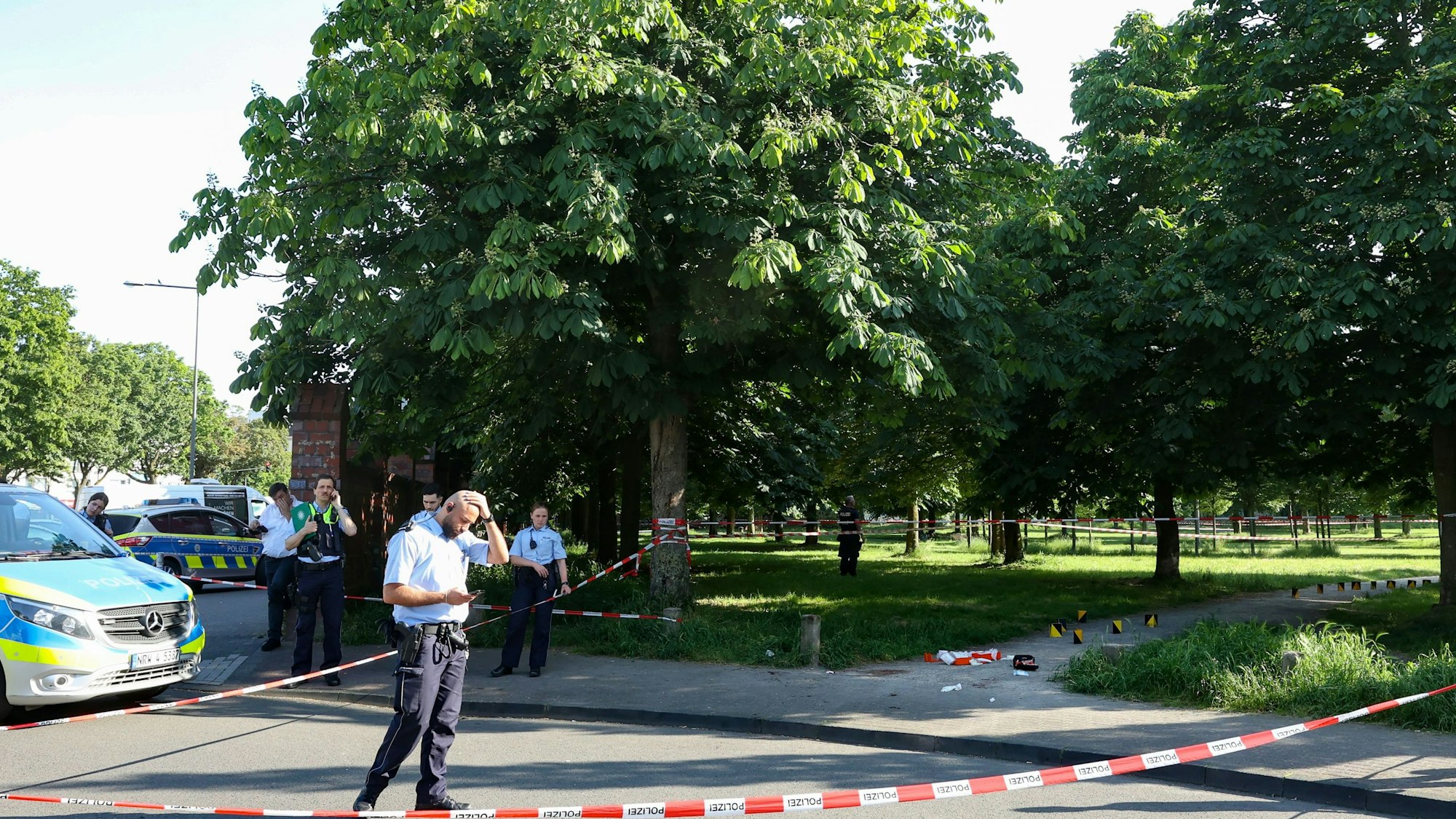 Die Polizei am Tatort, dem Böcking-Park in Köln-Mülheim