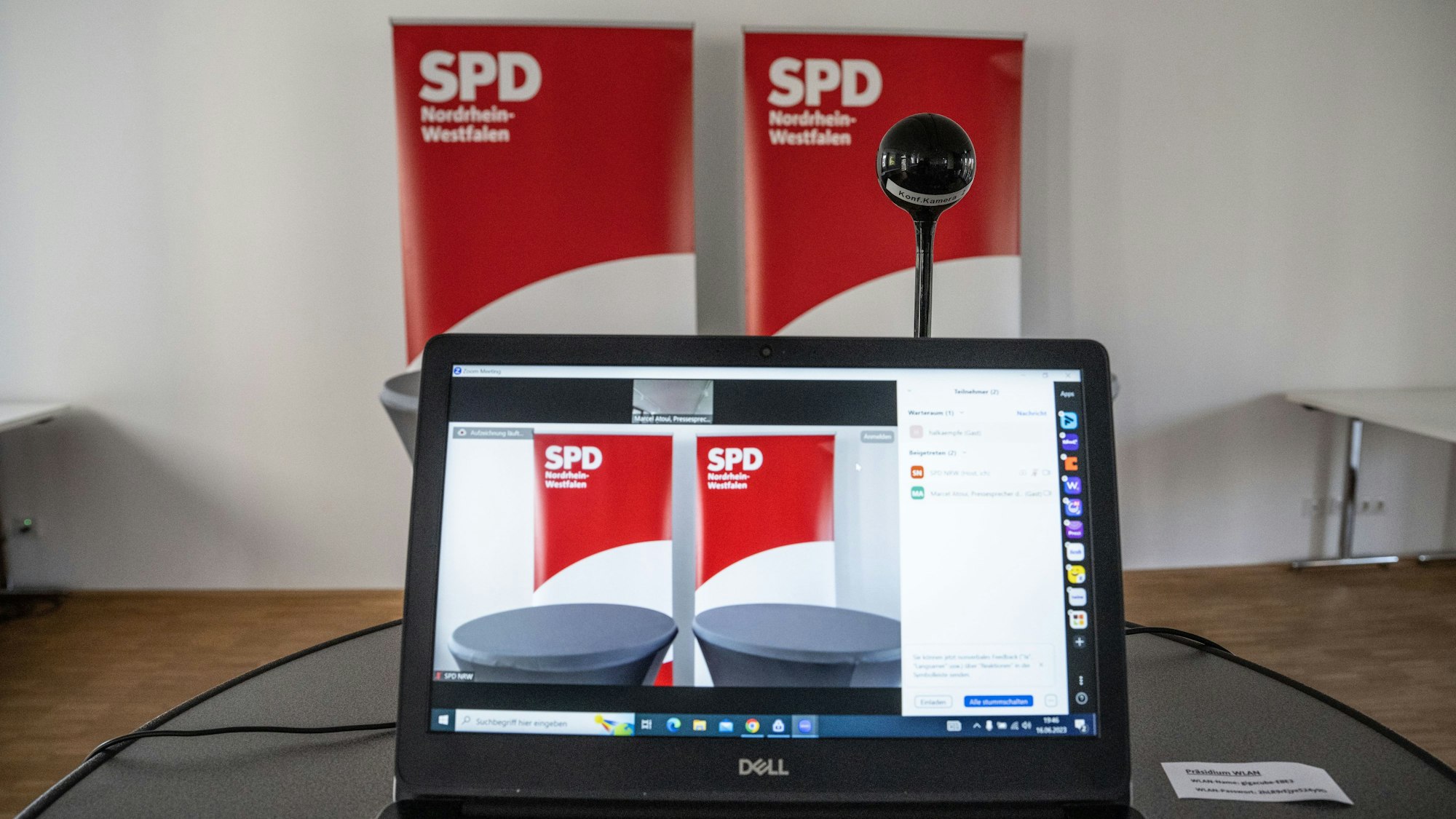 Online-Pressekonferenz der NRW-SPD zum Leitantrag „Die neue SPD im Westen“: Ein Laptop und eine Kamera sind vor dem kleinen Podium aufgebaut.