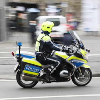 Ein Motorradpolizist der Kölner Polizei im Einsatz. Am Freitagmorgen ist eine Fußgängerin an der Venloer Straße lebensgefährlich verletzt worden. (Symbolbild)