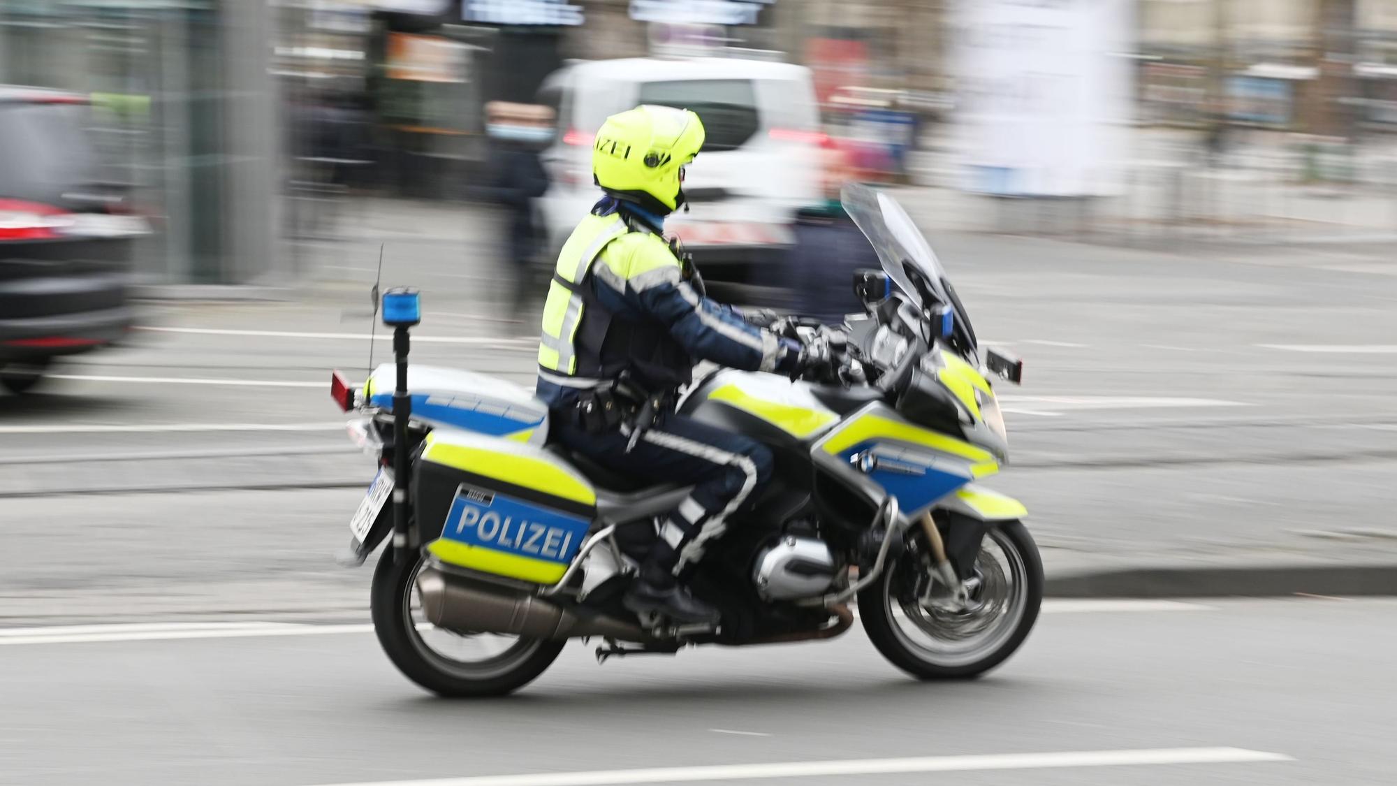 Ein Polizist ist auf einem Motorrad in der Stadt im Einsatz.