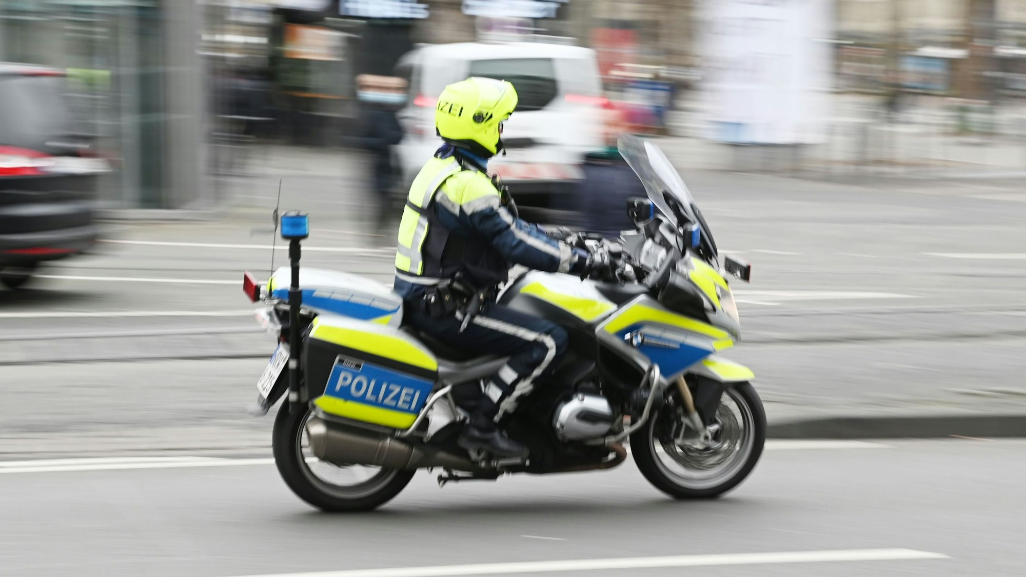 Ein Polizist ist auf einem Motorrad in der Stadt im Einsatz.