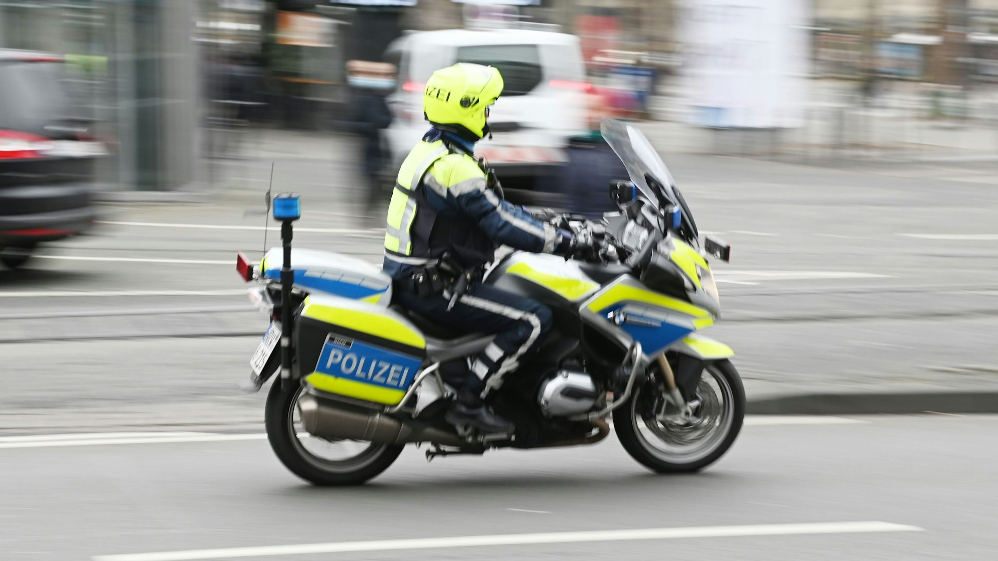 Ein Motorradpolizist der Kölner Polizei im Einsatz. Am Freitagmorgen ist eine Fußgängerin an der Venloer Straße lebensgefährlich verletzt worden. (Symbolbild)