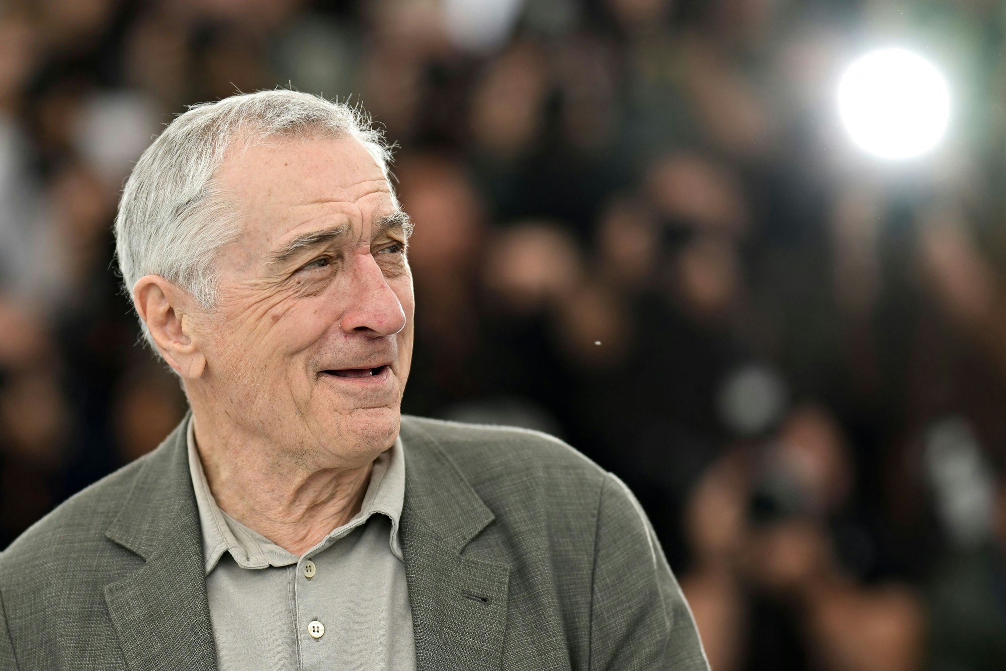 Schauspieler Robert de Niro (79) posiert auf dem roten Teppich.