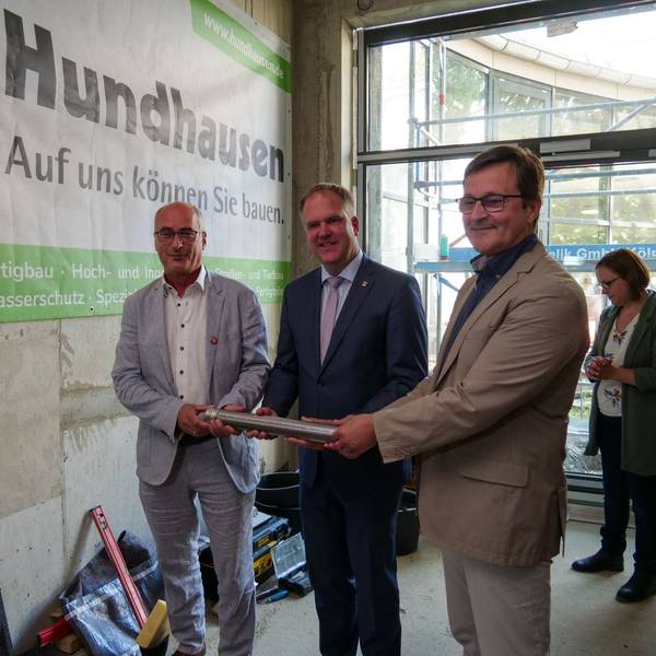 Den Grundstein für den Neubau von Bauteil A am Ernst-Mach-Gymnasium legten Helmut Heuer (Geschäftsführender Gesellschafter Heuer Faust), Bürgermeister Dirk Breuer und Schulleiter Martin Welz.