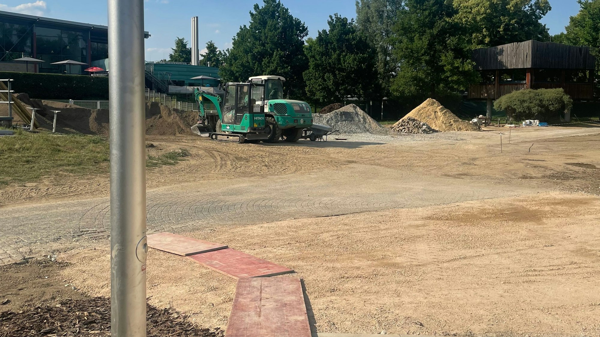 Bagger stehen auf einer Baustelle.