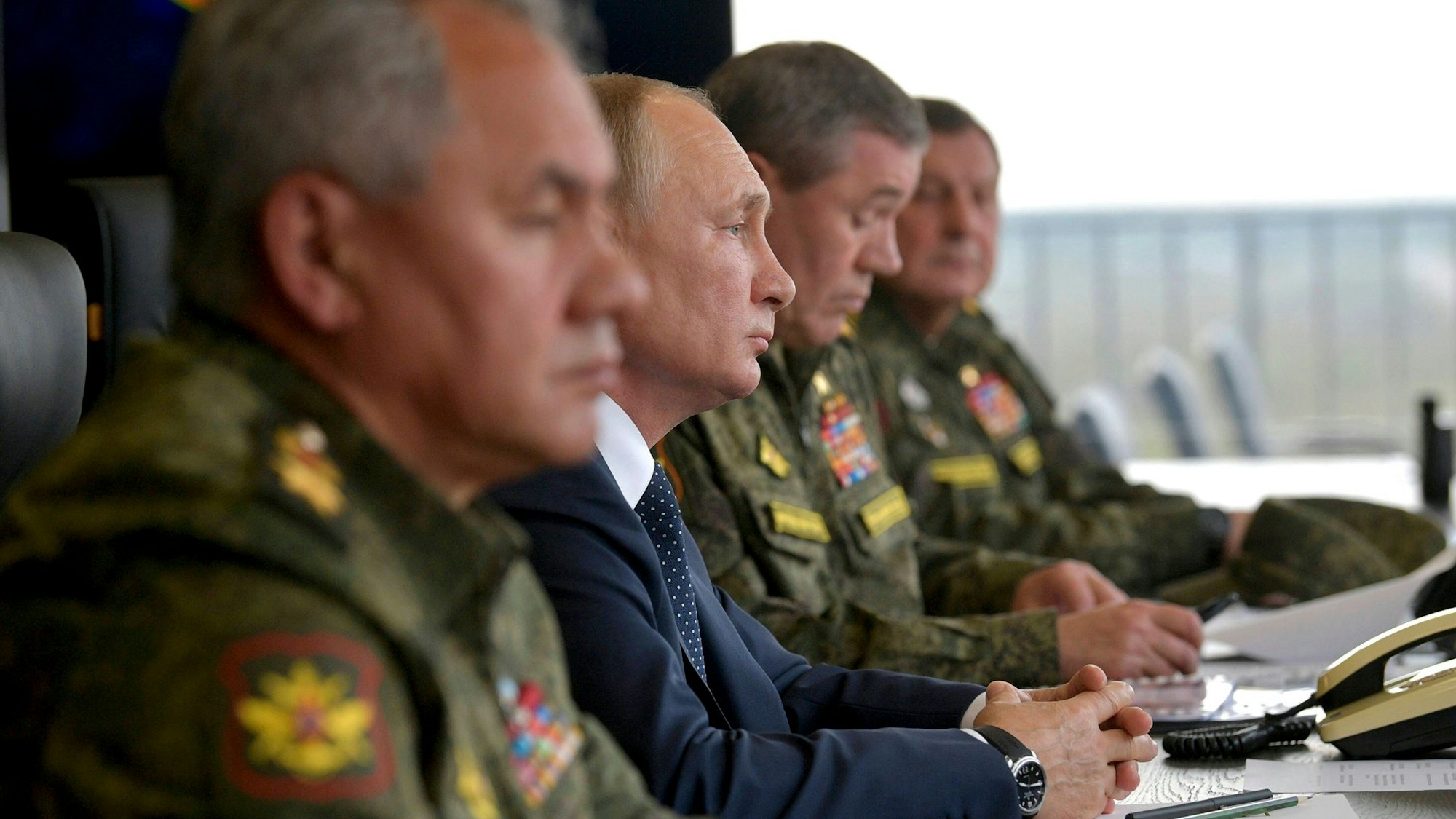 Keine Stellungnahme aus Moskau: Wladimir Putins Sprecher will Berichte über den Tod eines russischen Armeechefs nicht kommentieren. Auch von Verteidigugnsminister Sergei Schoigu (vorne) gibt es keine Stellungnahme zum mutmaßlichen Tod von Sergej Gorjatschew. (Archivbild)