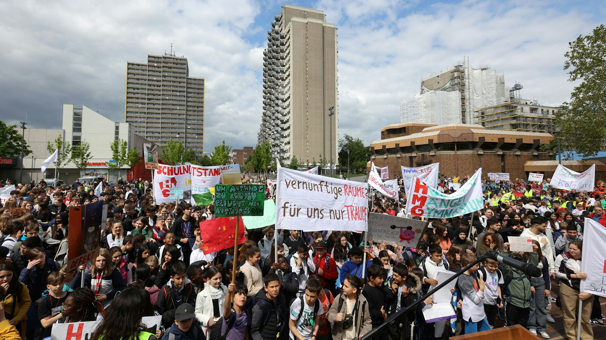 Köln Demo der Schulen im Bezirk Chorweiler gegen die Missstände an ihren Schulen. Sternmarsch zum Pariser Platz. Foto: Martina Goyert