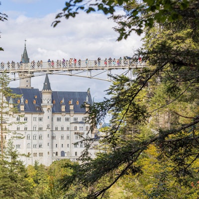 Blick von der Pöllatschlucht auf die Marienbrücke, sowie auf die Südfassade des Schlosses Neuschwanstein in Hohenschwangau bei Füssen. An diesem eigentlich so idyllischen Ort fand am Mittwoch eine Femizid statt.