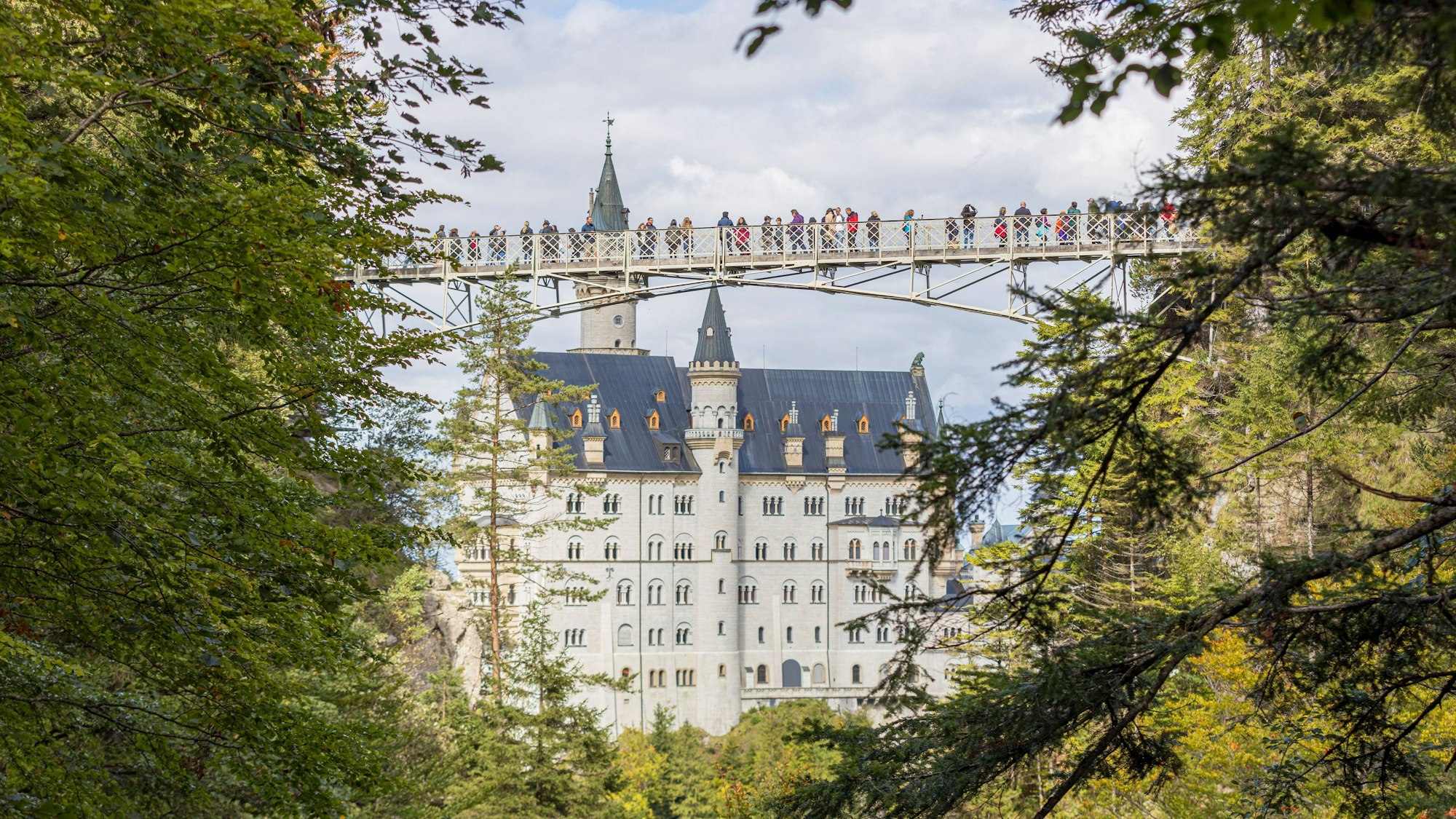 Blick von der Pöllatschlucht auf die Marienbrücke, sowie auf die Südfassade des Schlosses Neuschwanstein in Hohenschwangau bei Füssen. An diesem eigentlich so idyllischen Ort fand am Mittwoch eine Femizid statt.