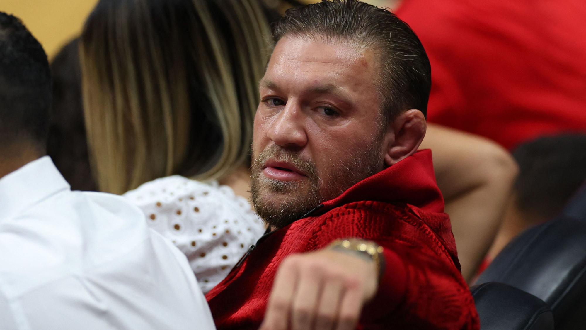 Der UFC-Kämpfer Conor McGregor beim vierten Spiel des NBA-Finales. McGregor wird der sexuellen Gewalt beschuldigt. Er geriet auch in die Schlagzeilen, weil er ein Maskottchen verprügelte.