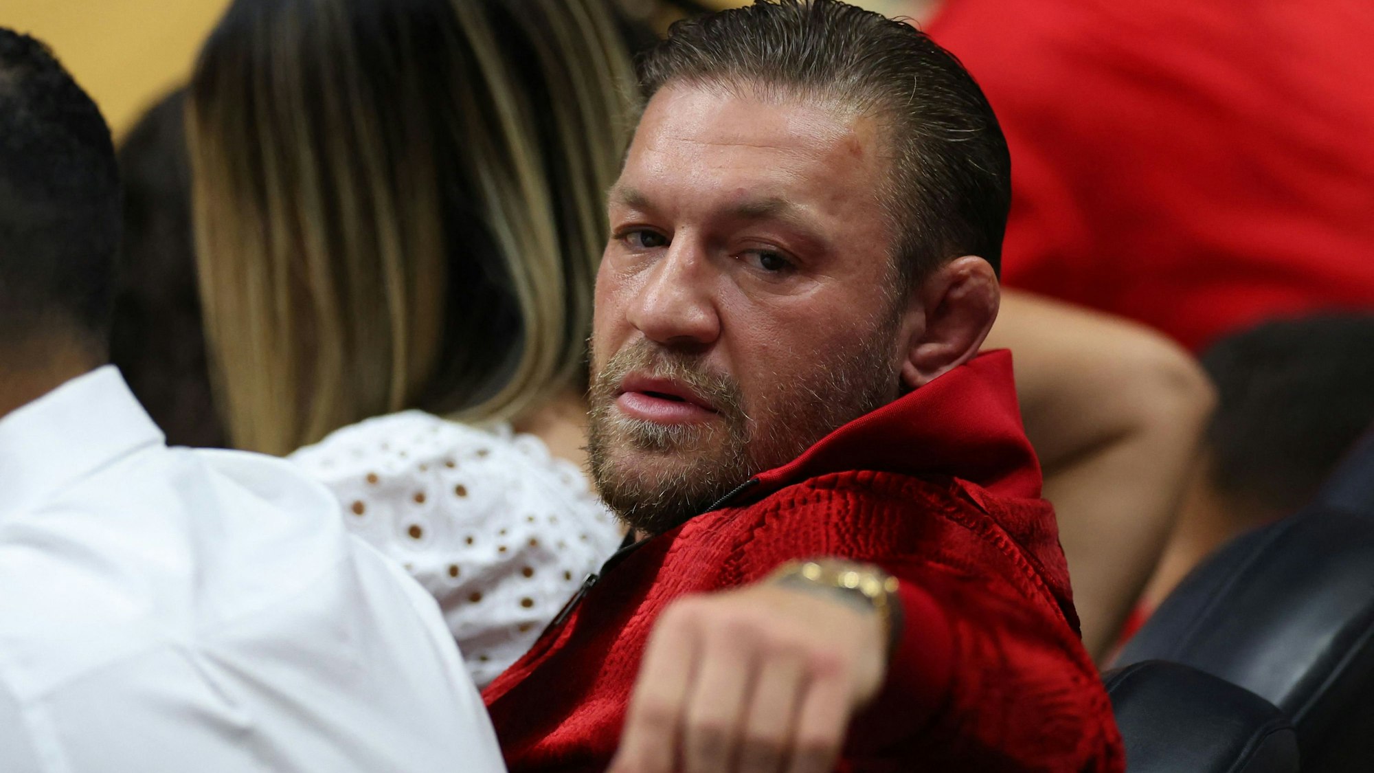 Der UFC-Kämpfer Conor McGregor beim vierten Spiel des NBA-Finales. McGregor wird der sexuellen Gewalt beschuldigt. Er geriet auch in die Schlagzeilen, weil er ein Maskottchen verprügelte.