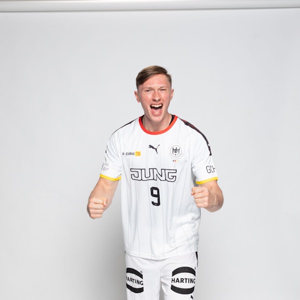 Zu sehen ist ein Handball-Spieler.