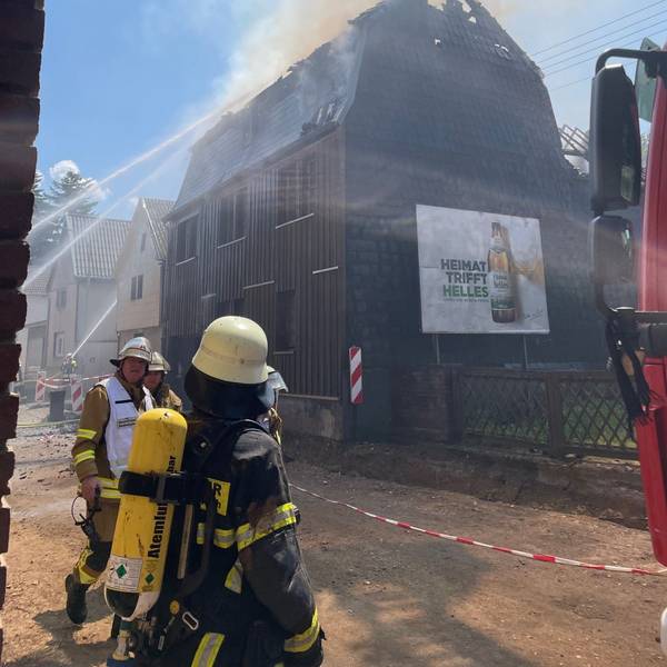 Das Bild zeigt, wie die Feuerwehr versucht, den Brand zu löschen.