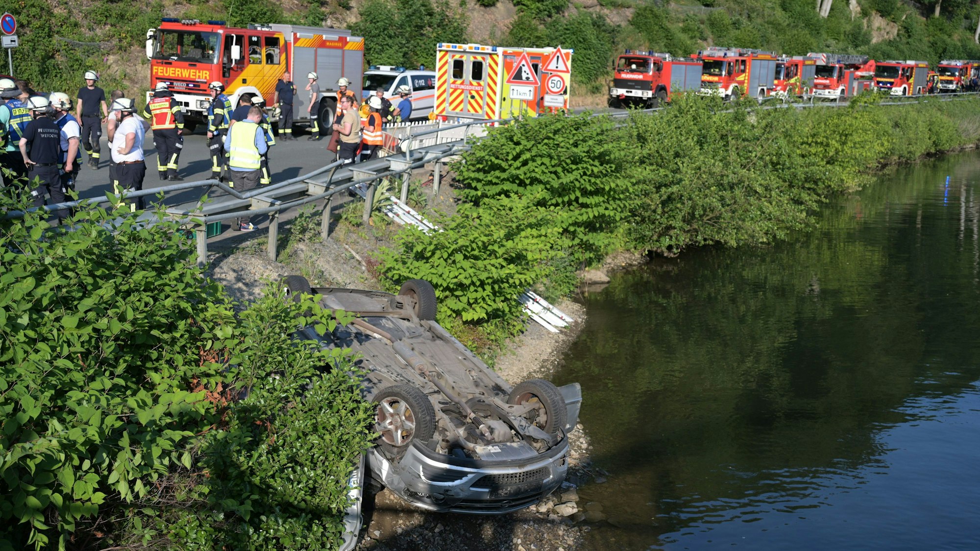 Rettungskräfte arbeiten an der Unfallstelle an dem Fluss Lenne
