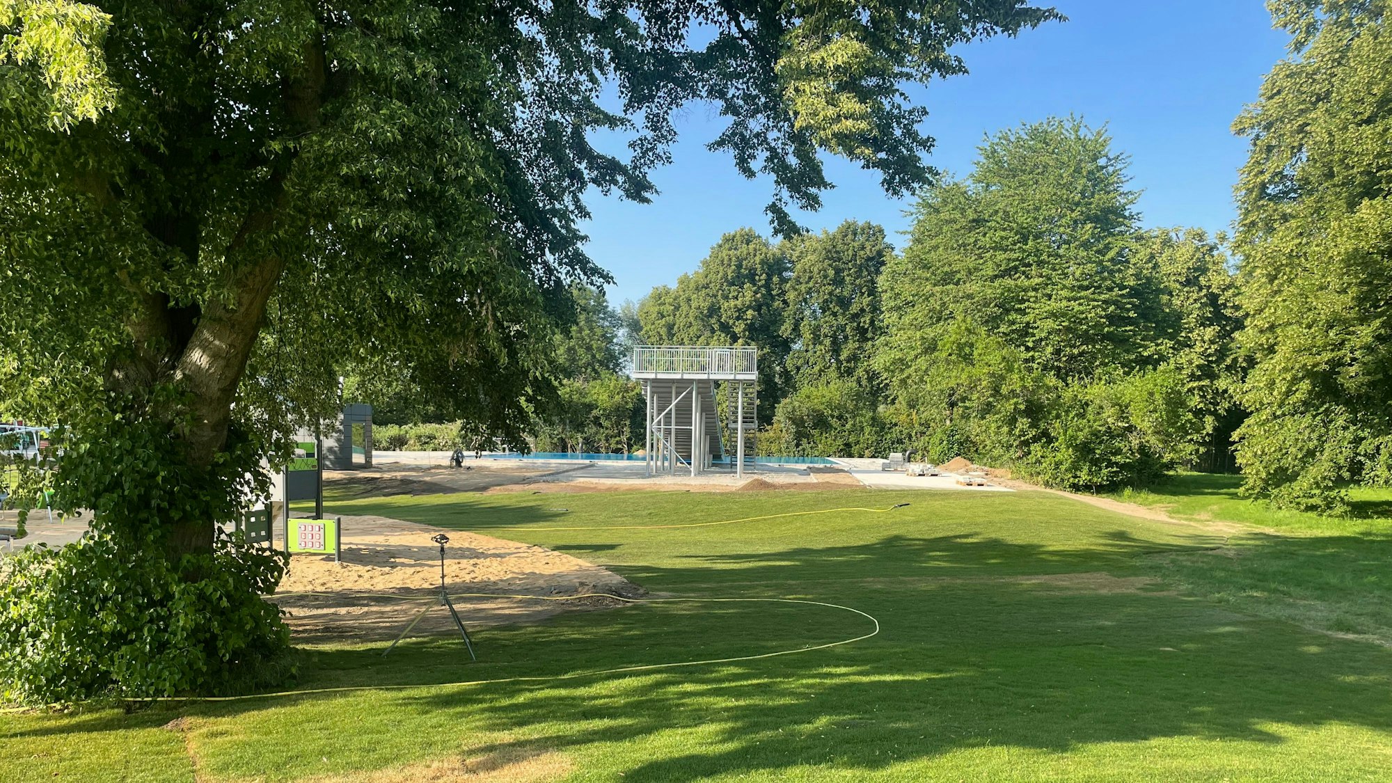 Blick auf den Außenbereich eines Freibades.