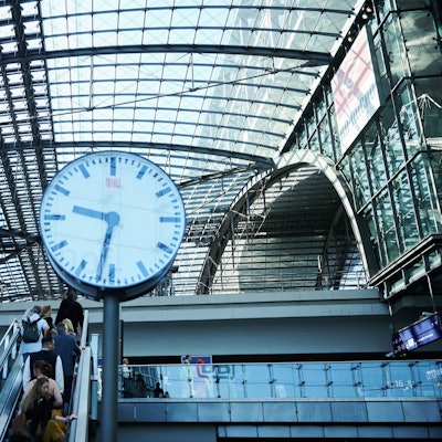 Eine Uhr hängt in der Eingangshalle des Hauptbahnhofes Berlin.