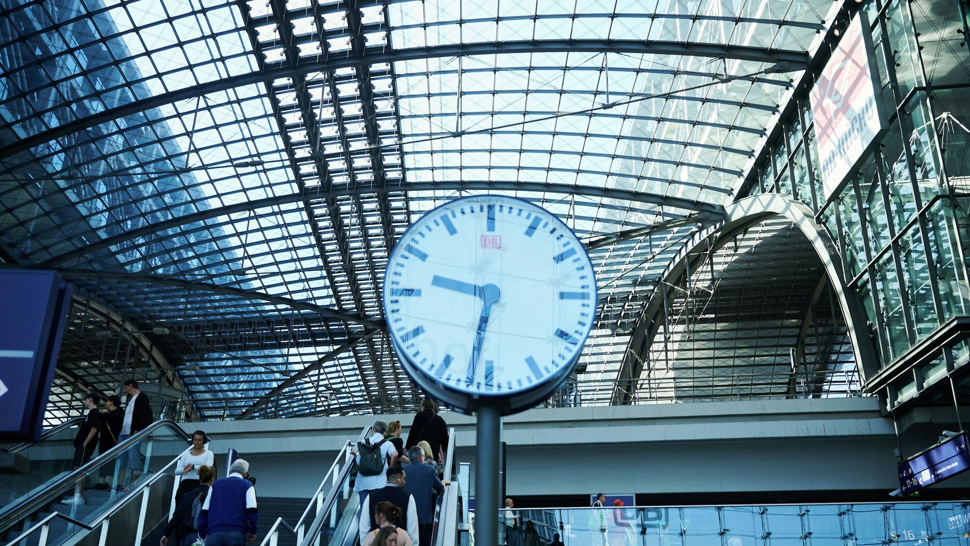 Eine Uhr hängt in der Eingangshalle des Hauptbahnhofes Berlin.