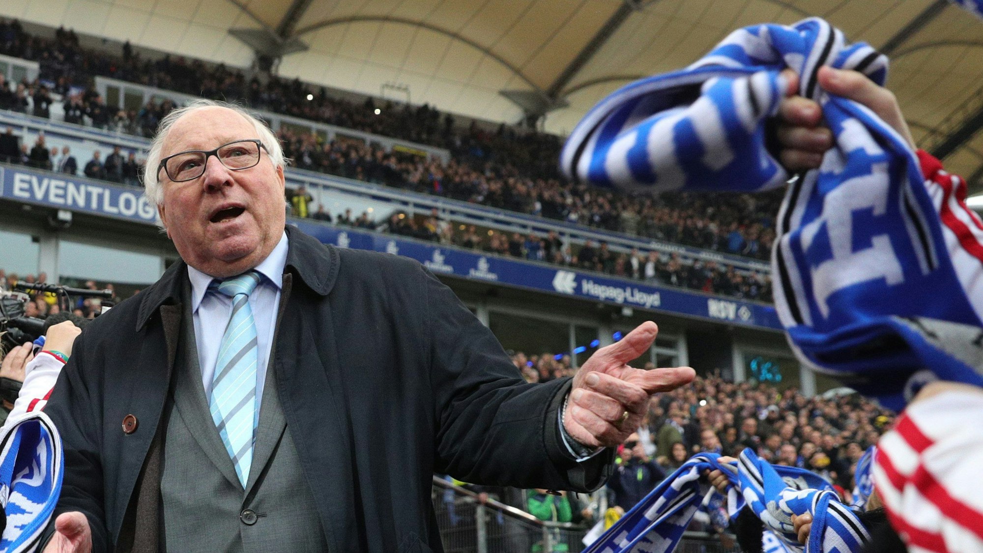 Uwe Seeler wird im Volksparkstadion vor dem Heimspiel des HSV gegen Borussia Dortmund geehrt. Seeler starb am Donnerstag (21.07.2022) im Alter von 85 Jahren.