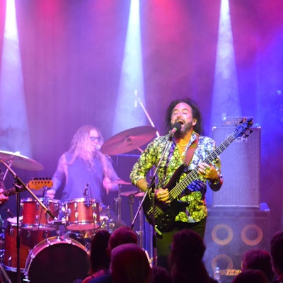 Drei Musiker bei einem Konzert im Zülpicher Live-Proberaum.