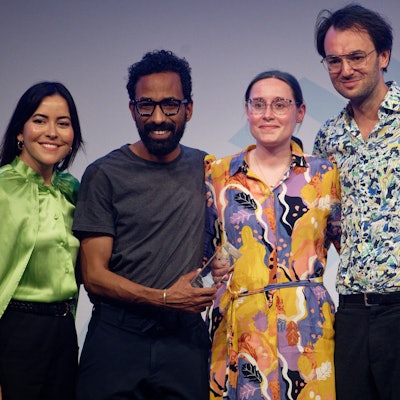 Die Laudatorin Aline Abboud (l) steht bei der Verleihung des Grimme Online Award 2023 mit dem Team von „Schwangerschaftsabbruch in Deutschland“ mit dem Preis in der Kategorie „Information“, mit Mohamed Anvar (l-r), Miriam Lenz und Max Donheiser auf der Bühne.