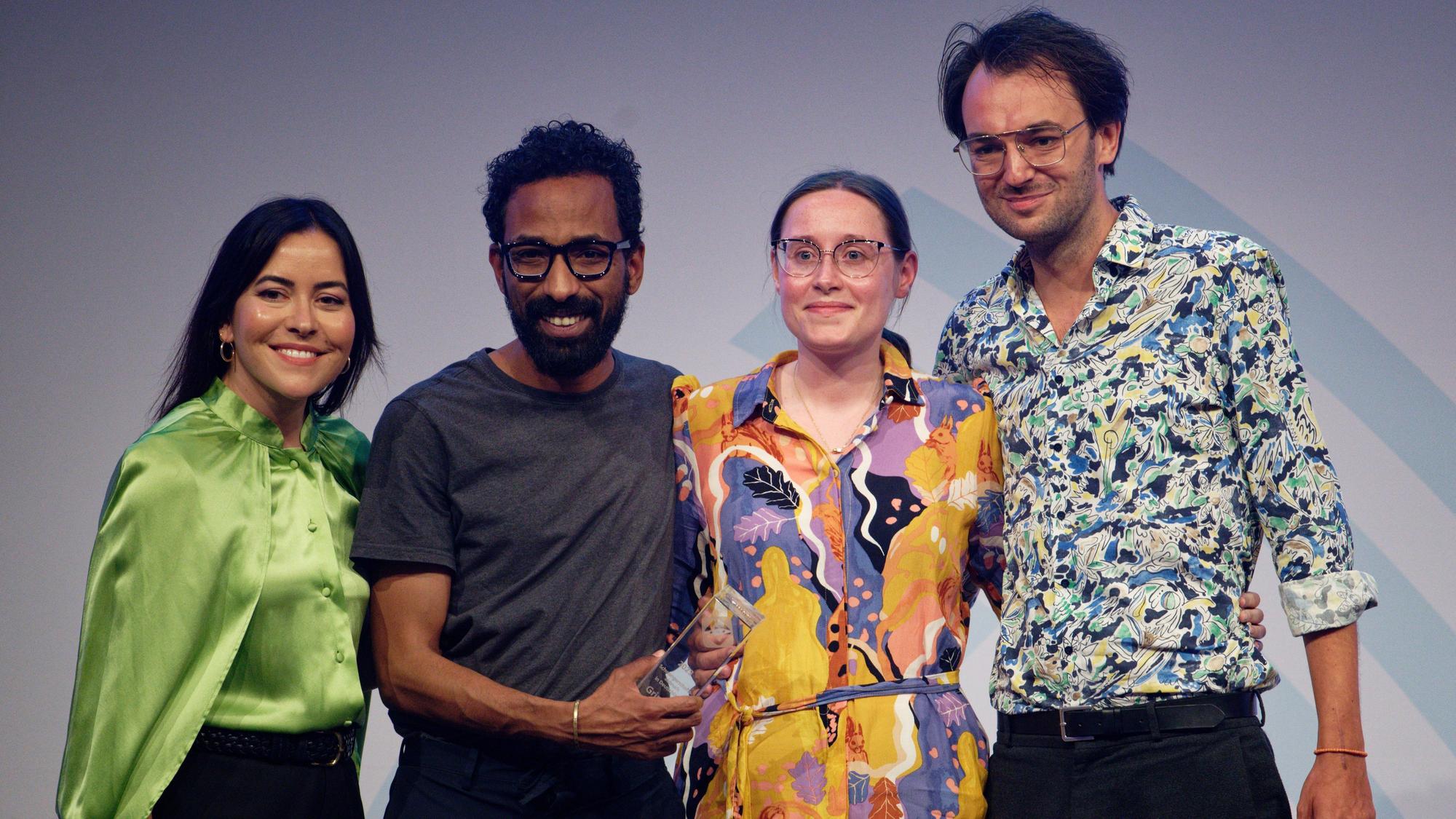Die Laudatorin Aline Abboud (l) steht bei der Verleihung des Grimme Online Award 2023 mit dem Team von „Schwangerschaftsabbruch in Deutschland“ mit dem Preis in der Kategorie „Information“, mit Mohamed Anvar (l-r), Miriam Lenz und Max Donheiser auf der Bühne.