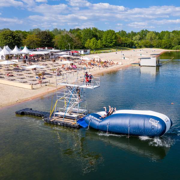 Turmspringer der Splashdiving-Gruppe „Cologne Bombs“ springen am Otto-Maigler-See von einem sogenannten „Blob“ ins Wasser. Hierbei liegen die Personen auf einem Luftkissen und werden in die Luft geschleudert, wenn am hinteren Ende ein oder mehrere Personen auf das Kissen springen.