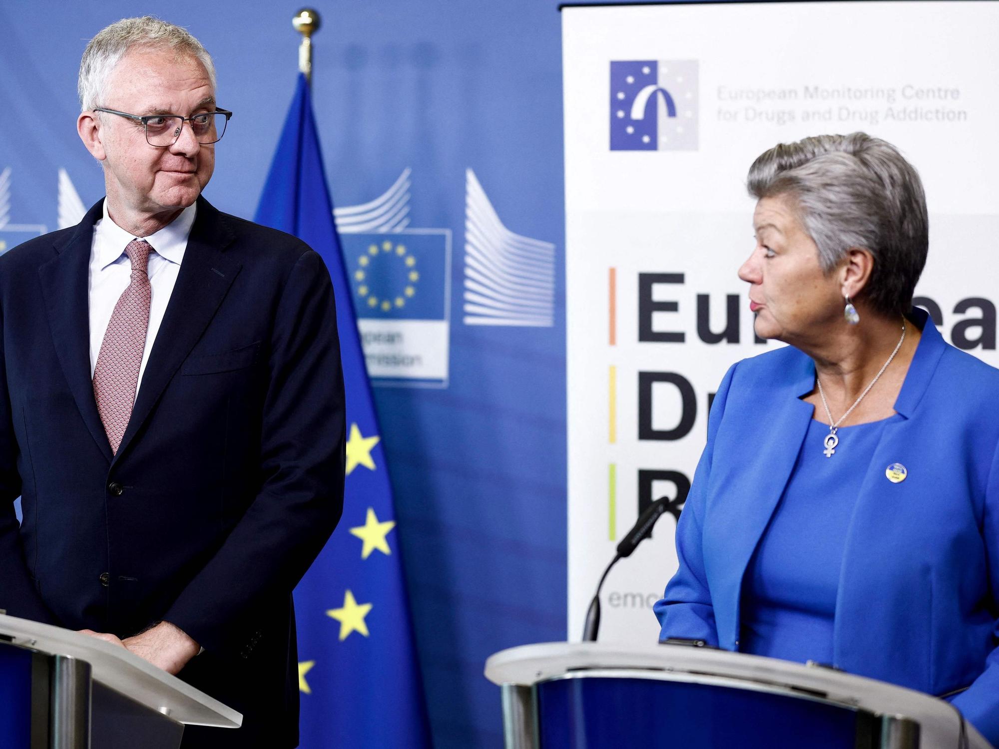 Der Direktor der Europäischen Beobachtungsstelle für Drogen und Drogensucht, Alexis Goosdeel (L), blickt auf die EU-Kommissarin für Inneres, Ylva Johansson (R), während einer Pressekonferenz zum Europäischen Drogenbericht 2023 am 16. Juni 2023 am Sitz der EU in Brüssel.