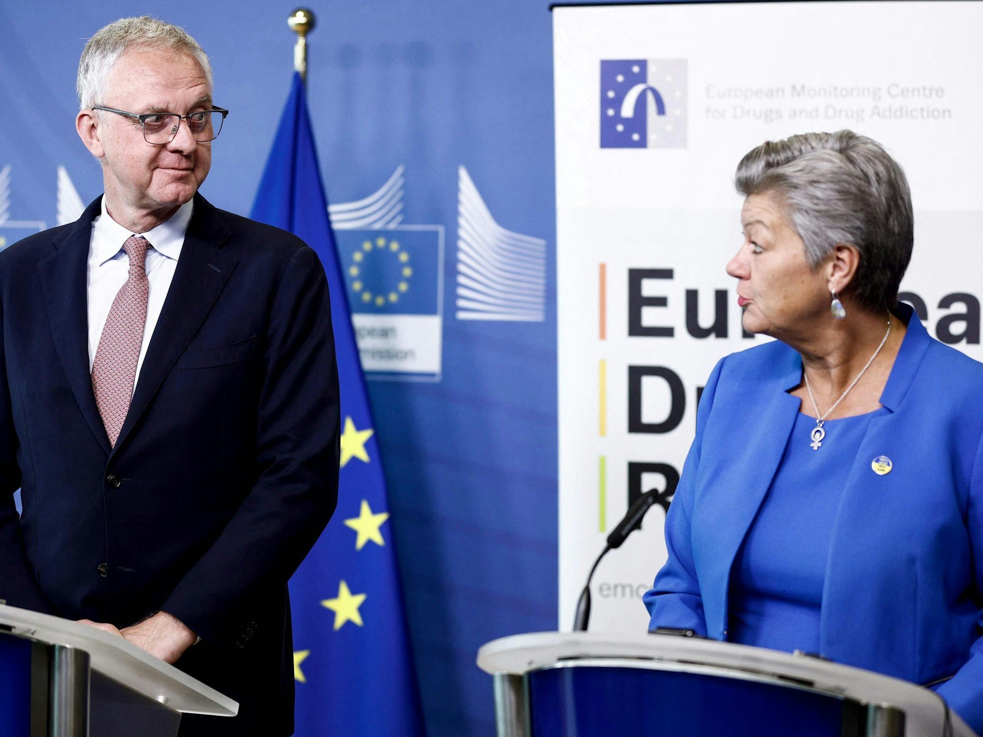Der Direktor der Europäischen Beobachtungsstelle für Drogen und Drogensucht, Alexis Goosdeel (L), blickt auf die EU-Kommissarin für Inneres, Ylva Johansson (R), während einer Pressekonferenz zum Europäischen Drogenbericht 2023 am 16. Juni 2023 am Sitz der EU in Brüssel.