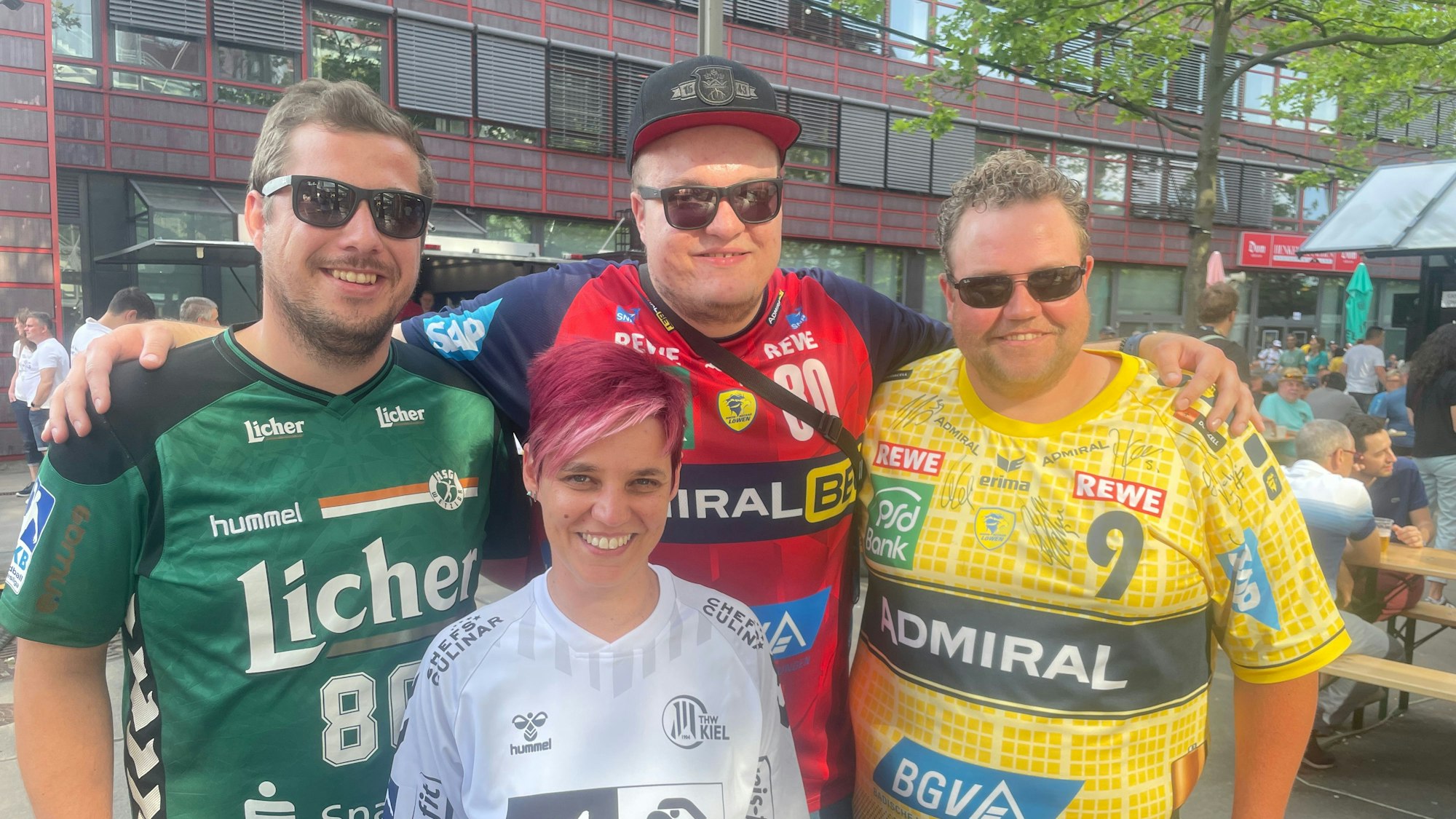 Handball-Fans aus Limburg an der Lahn (v.l.n.r.) Nicholas Weber, Isabel Maxeiner, Alexander Maxeiner und Simon Hanzl bei der Eröffnungsfeier des Final-Four-Turniers in Köln 2023.