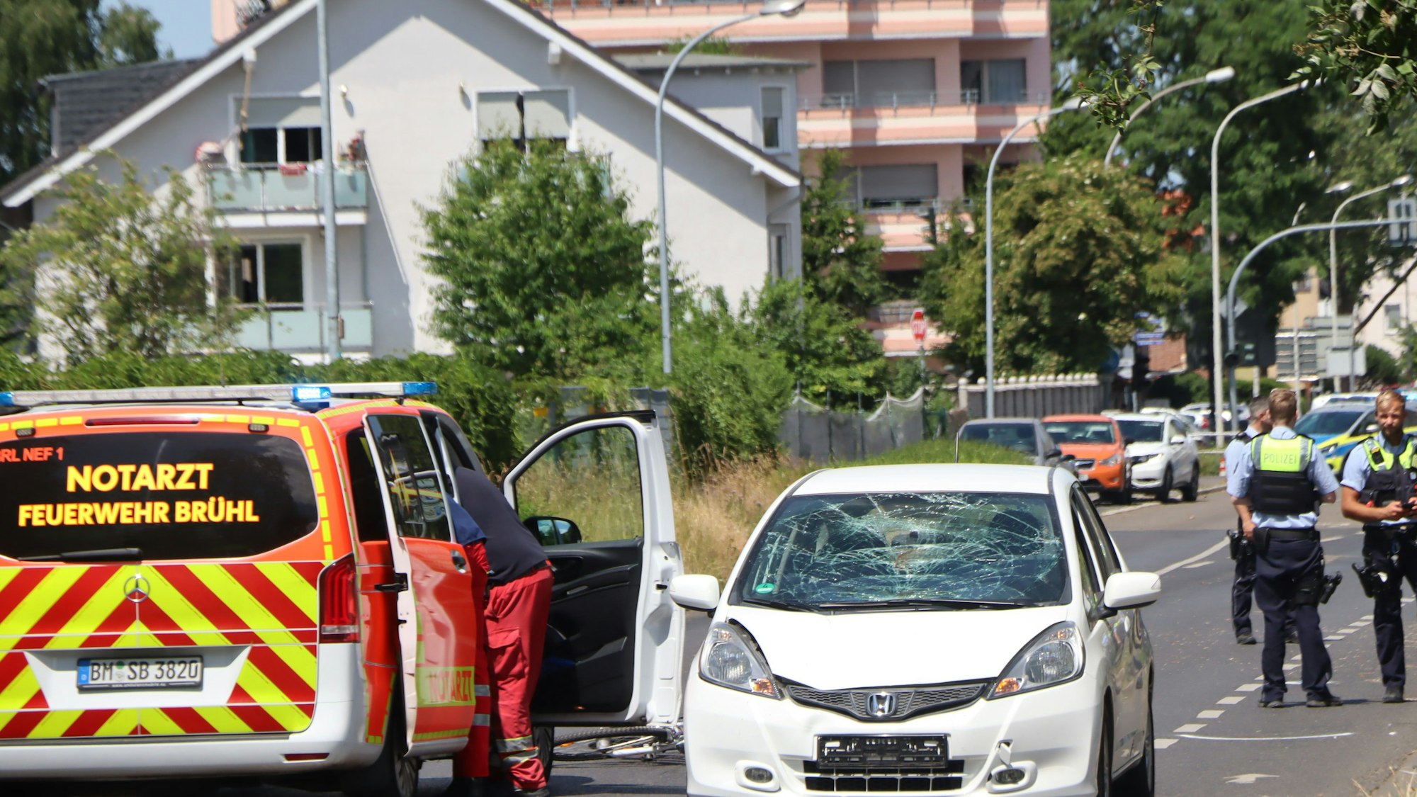 Das Foto zeigt das Fahrrad des Mädchens auf der Straße liegend. Dahinter ist ein Rettungswagen zu sehen.