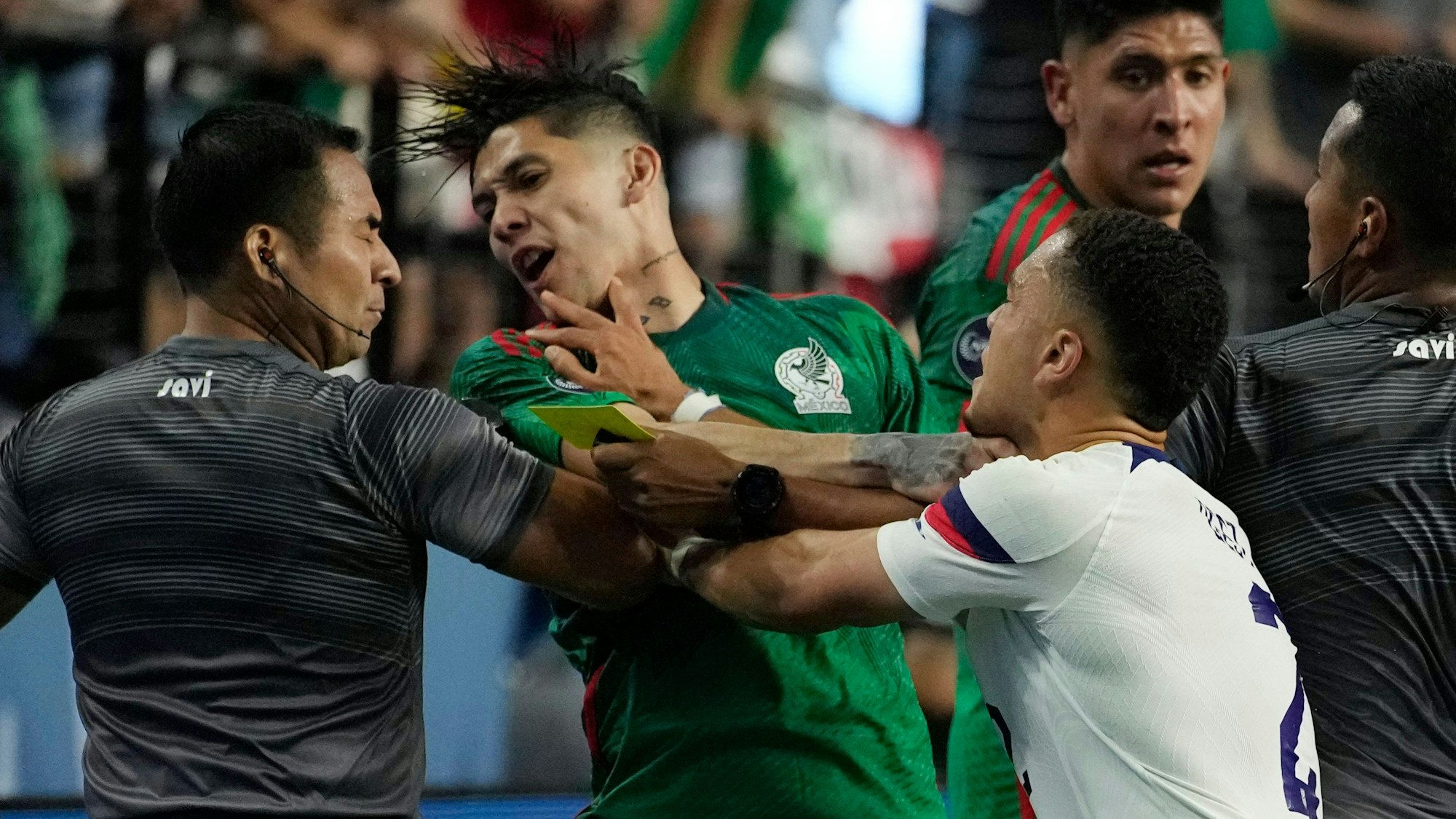 Sergino Dest von den Vereinigten Staaten schubst Gerardo Arteaga von Mexiko während der zweiten Halbzeit eines Halbfinalspiels der CONCACAF Nations League am Donnerstag, 15. Juni 2023, in Las Vegas.