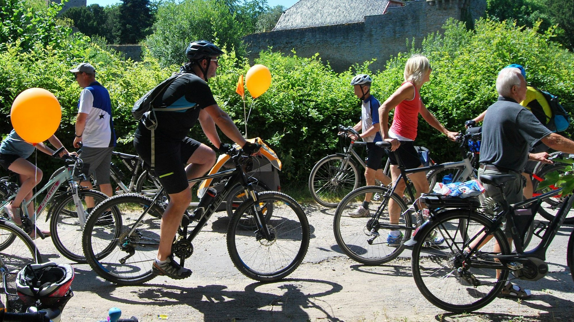 Teilnehmer der Euskirchener Burgenfahrt mit ihren Fahrrädern.