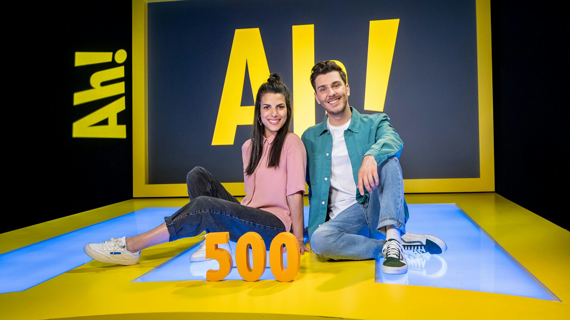 Clarissa Corrêa da Silva und Tarkan Bagci moderieren zusammen die 500. Folge von „Wissen macht Ah!“.