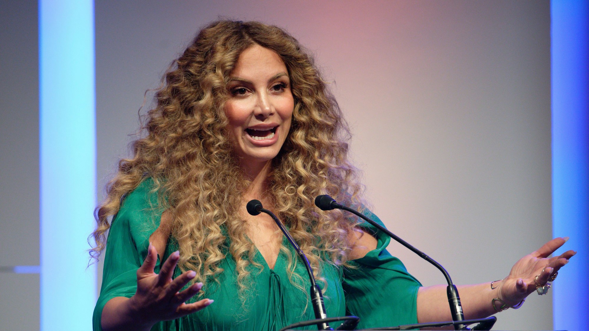 Laudatorin Enissa Amani spricht bei der Verleihung des Grimme Online Award