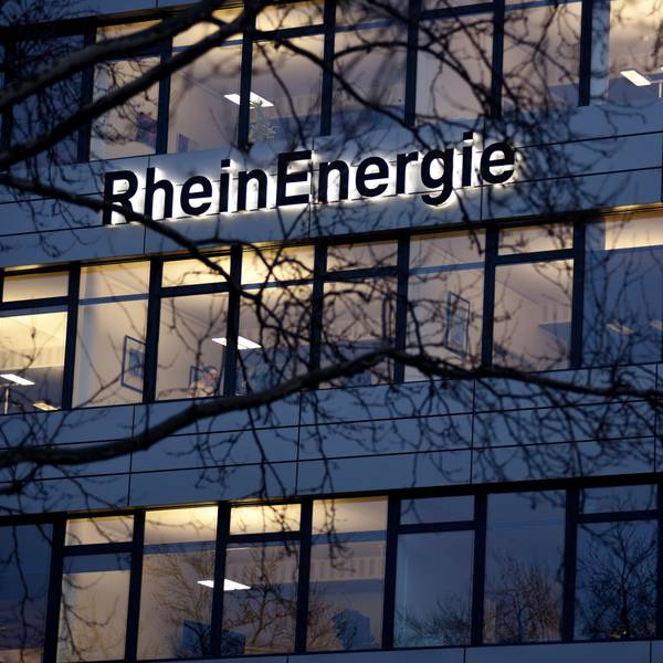 Der Schriftzug „Rheinenergie“ steht an der Fassade der Kölner Zentrale des Energieversorgers im Parkgürtel. Die Rheinenergie plant eine Großwärmepumpe mit Rhein.-Wasser.